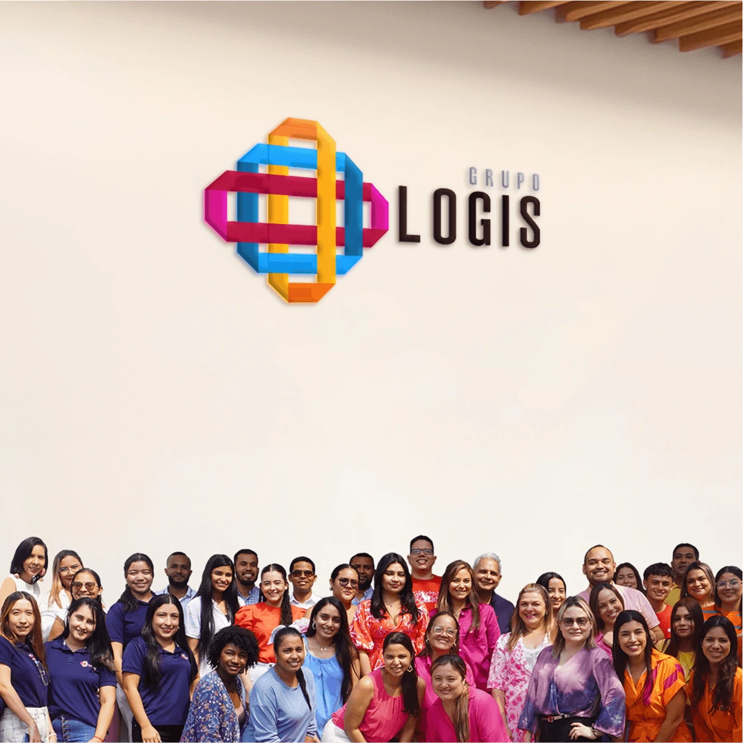 Cuatro miembros de un equipo diverso con camisetas rojas, posando juntos en un entorno de oficina, mostrando un ambiente colaborativo y amigable.