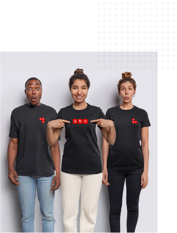 Grupo de personas con camisetas rojas sonriendo en un entorno de oficina